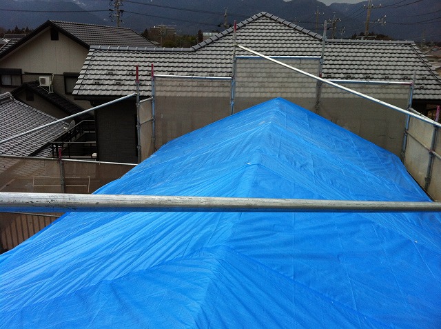 防水シートで養生